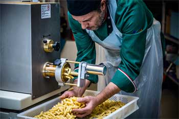 Hausgemachte Pasta - bei der Produktion